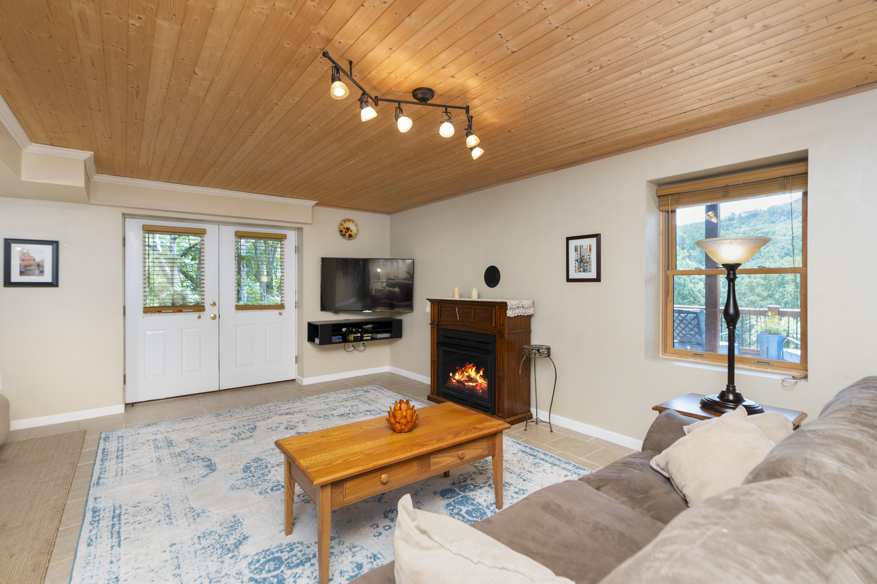 440 Hollow Ln