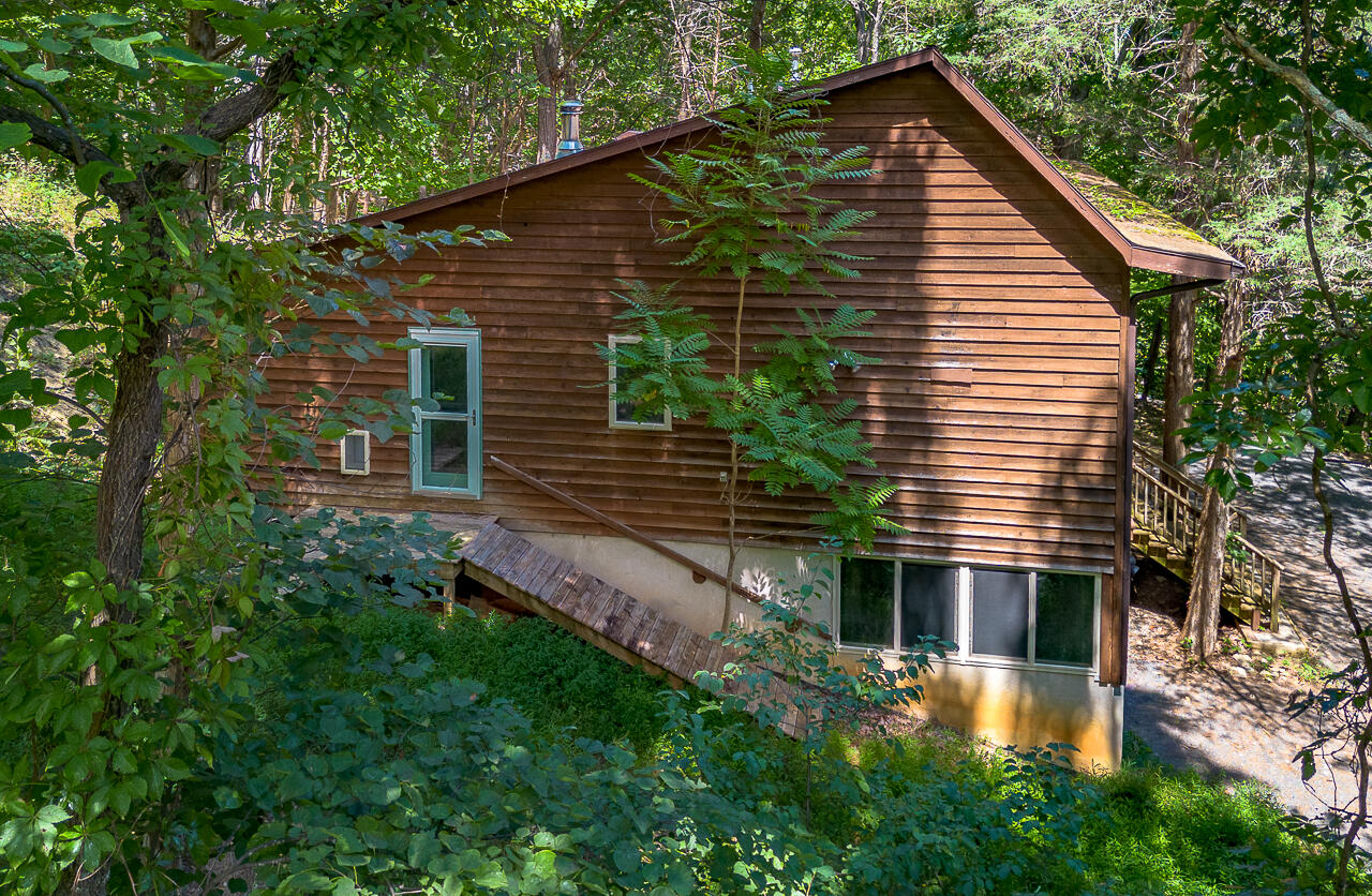 448 HOLLOW Ln