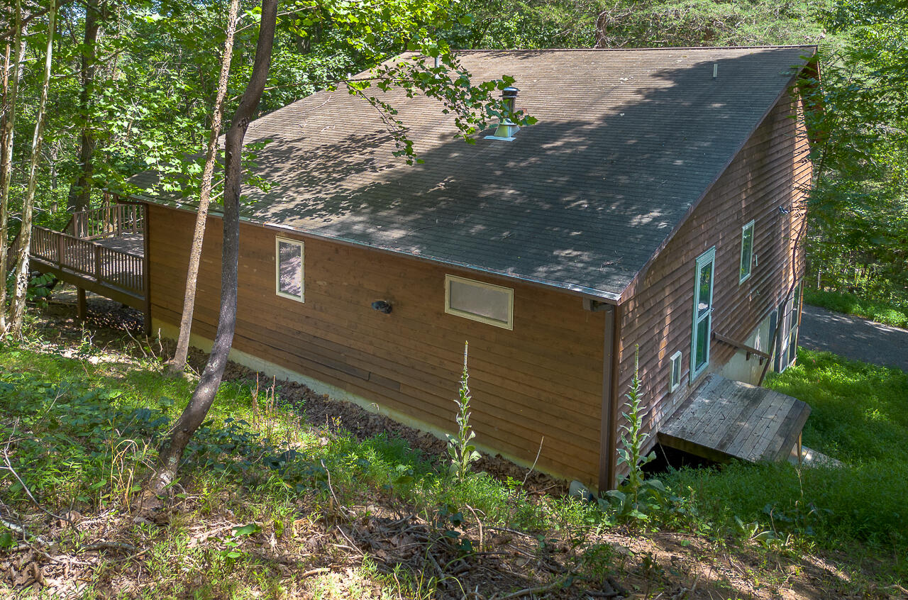 448 HOLLOW Ln