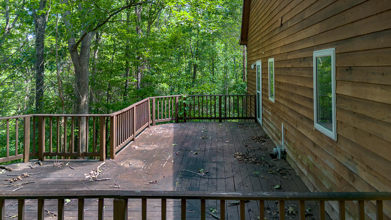 448 HOLLOW Ln