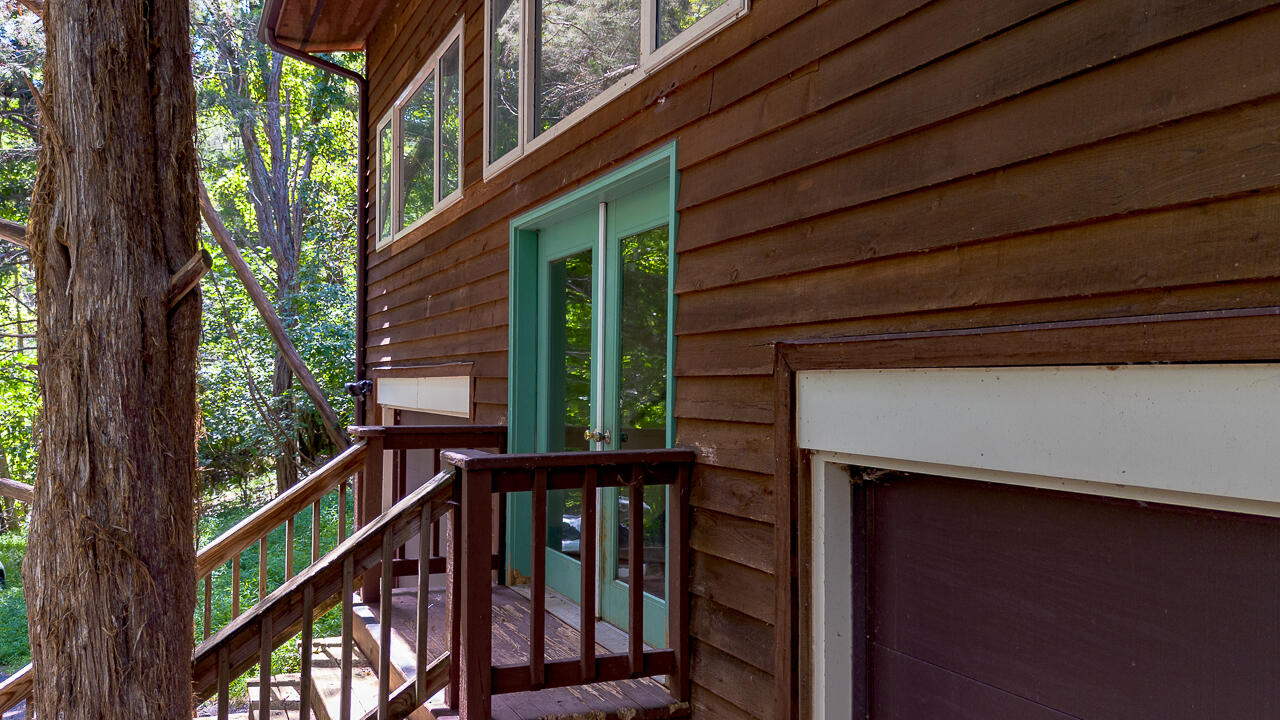 448 HOLLOW Ln