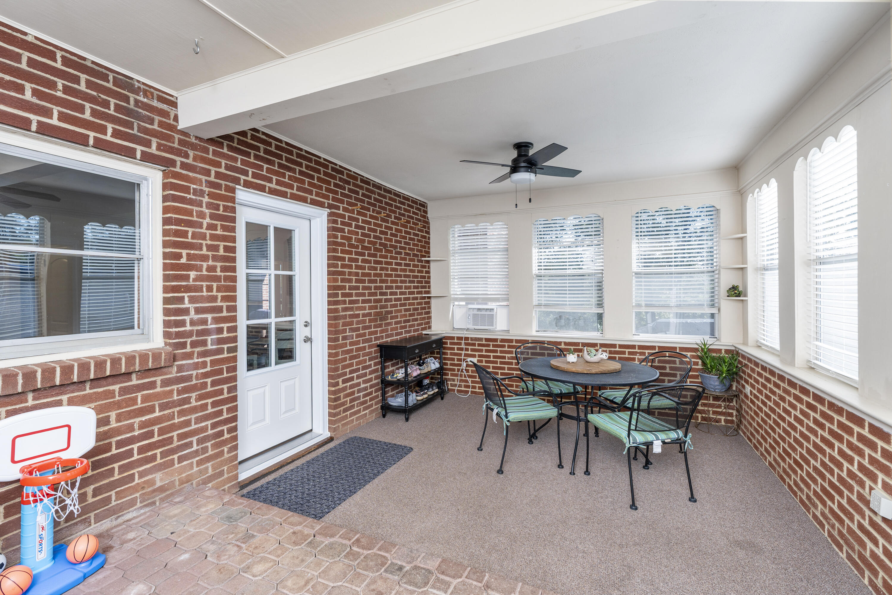 37 MERLIN Ln