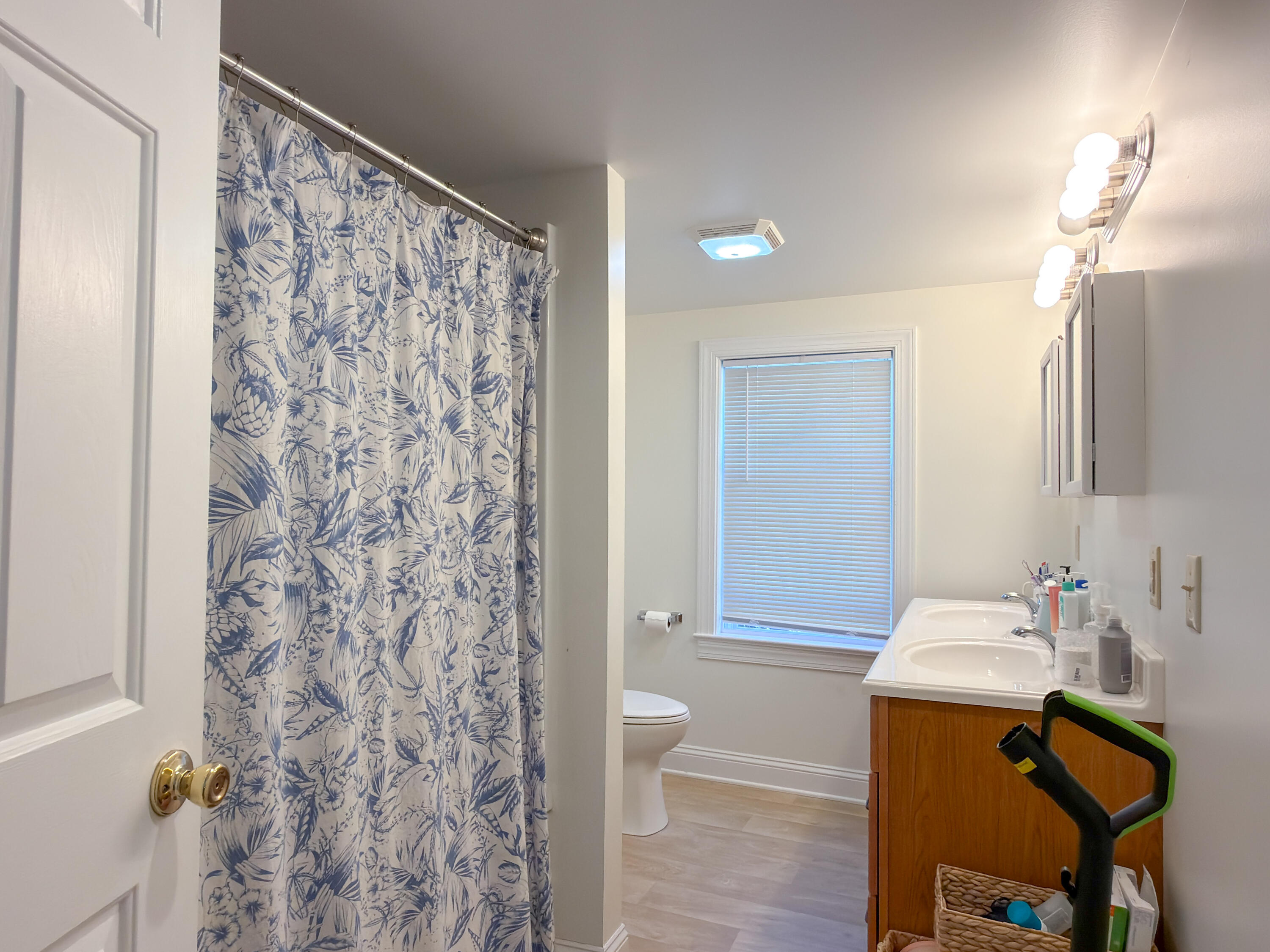 110 E HENRY St