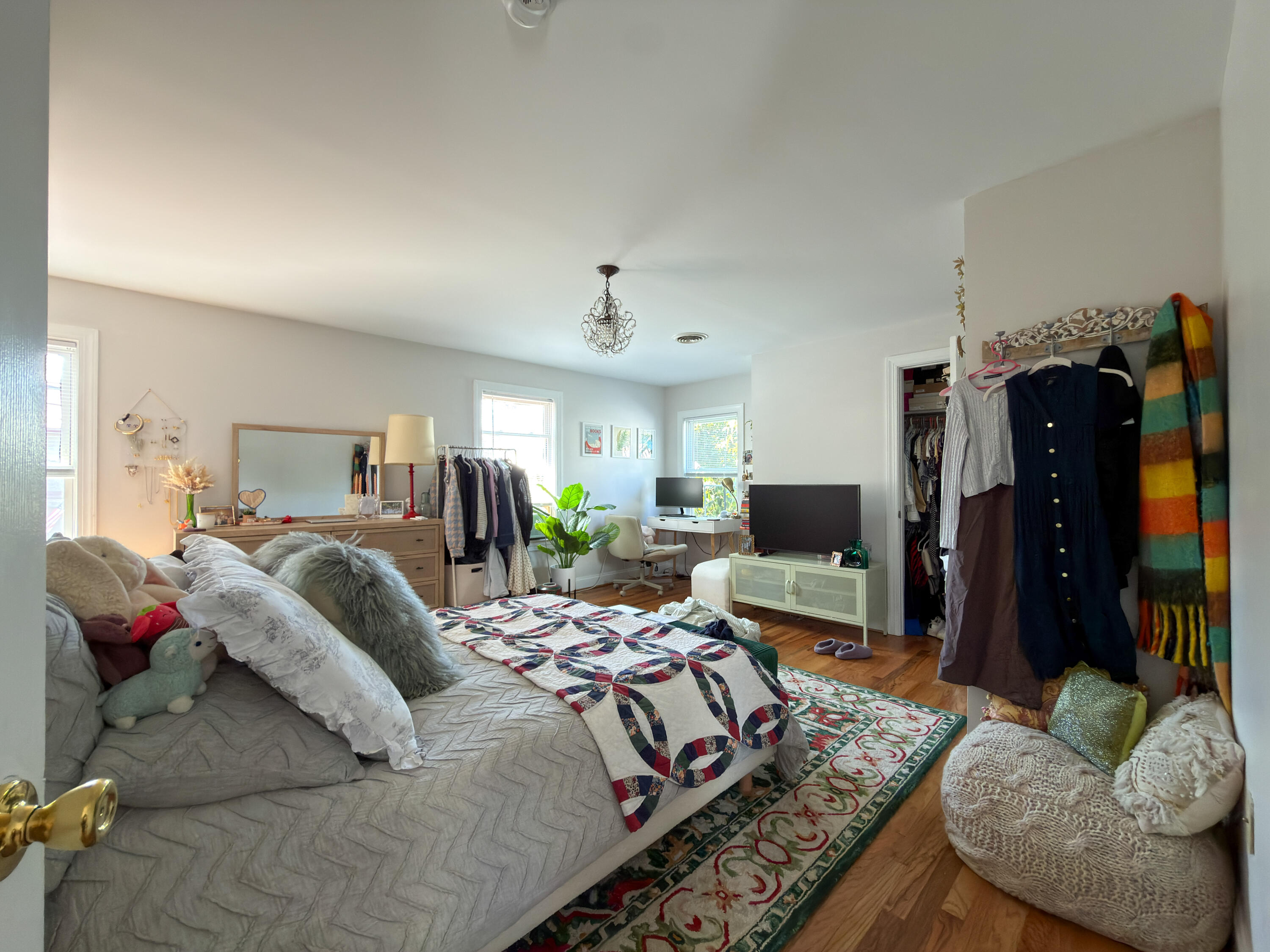 110 E HENRY St