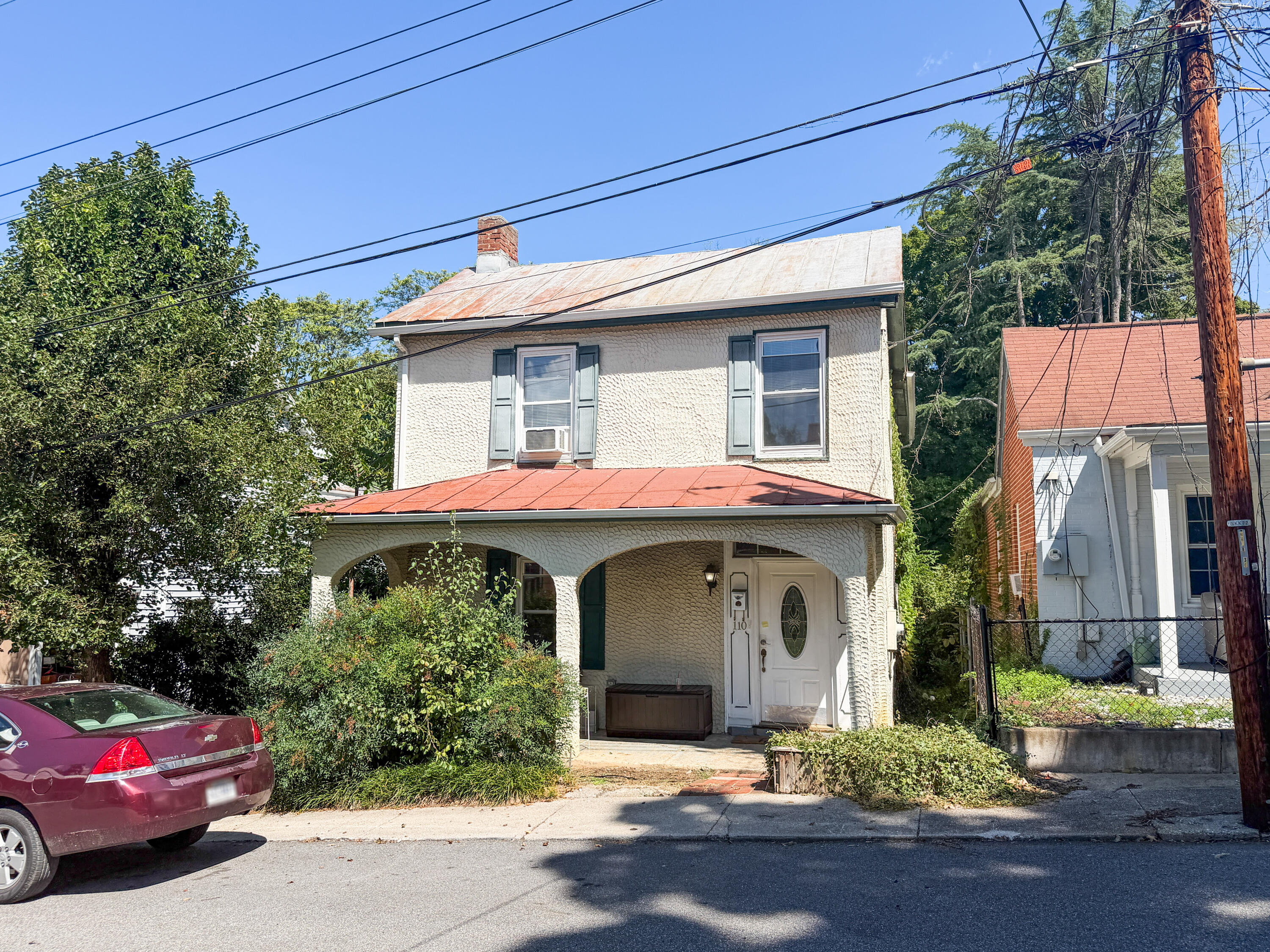 110 E HENRY St