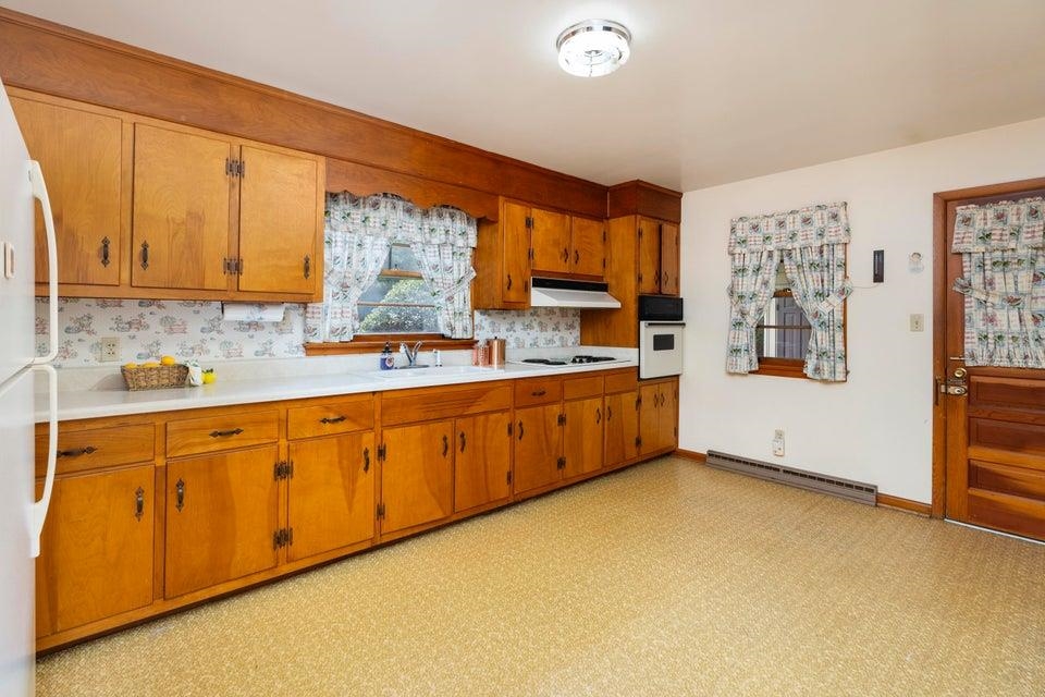 48 ROUND HILL SCHOOL RD