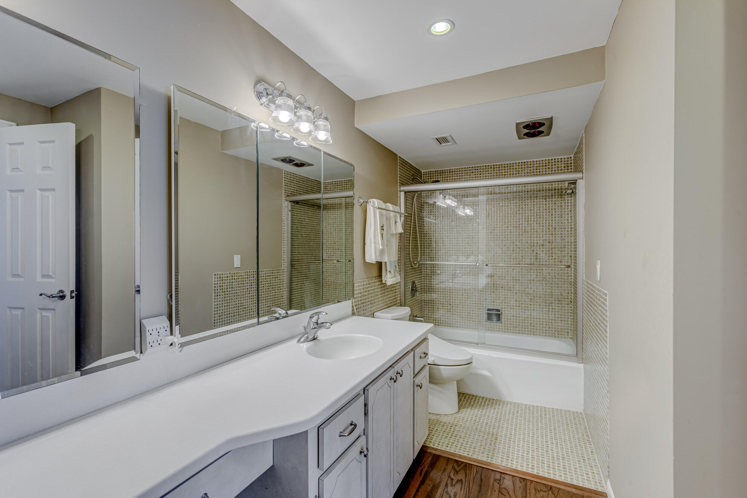 501 Lake Shore Drive Unit: 704