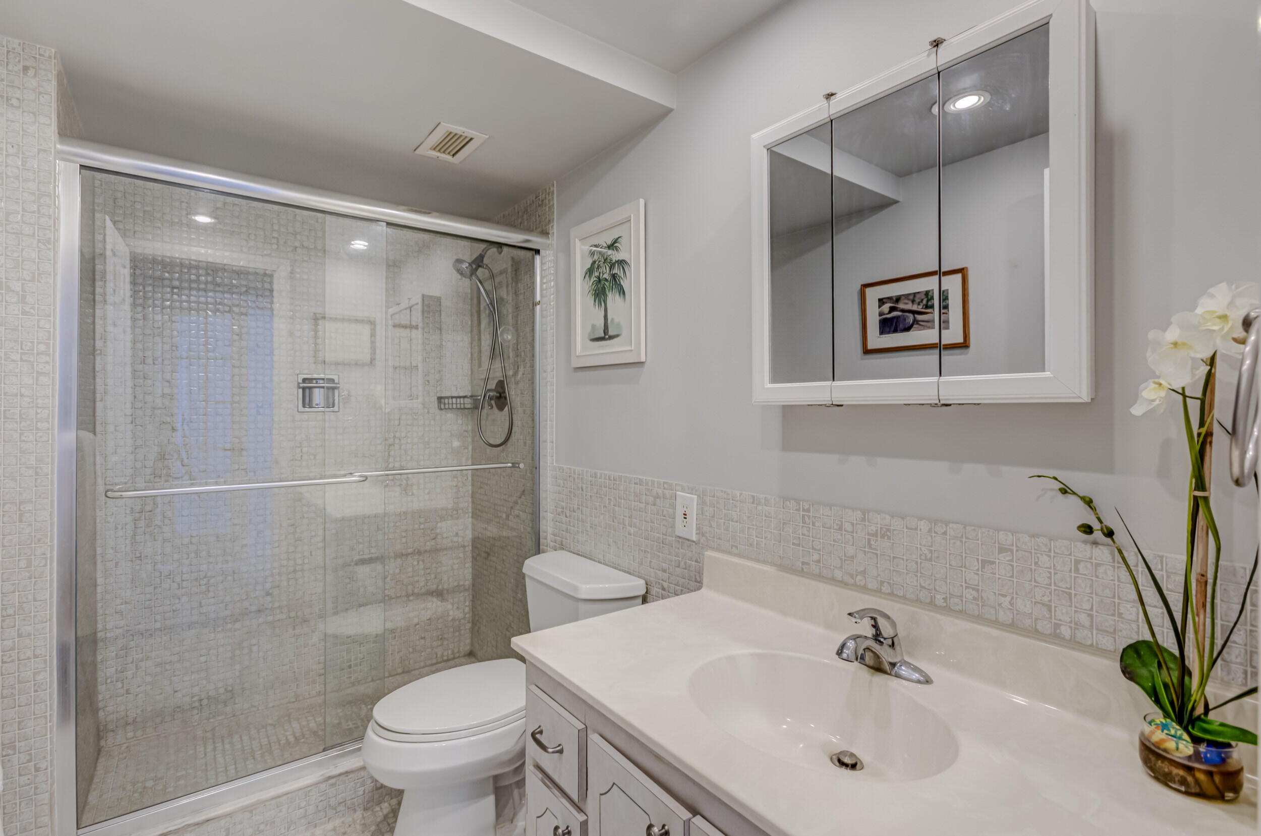 501 Lake Shore Drive Unit: 704