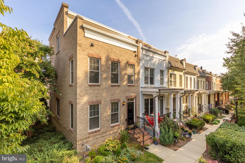 553 REGENT PLACE NE