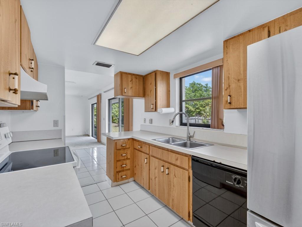 1256 Bluebird AVE