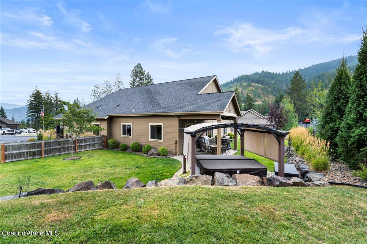 8729 N STABLE TRACE CT