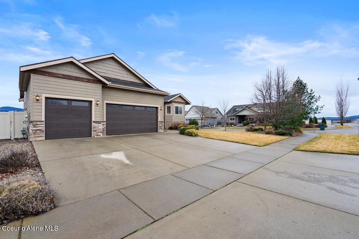 1624 W HYDRILLA AVE
