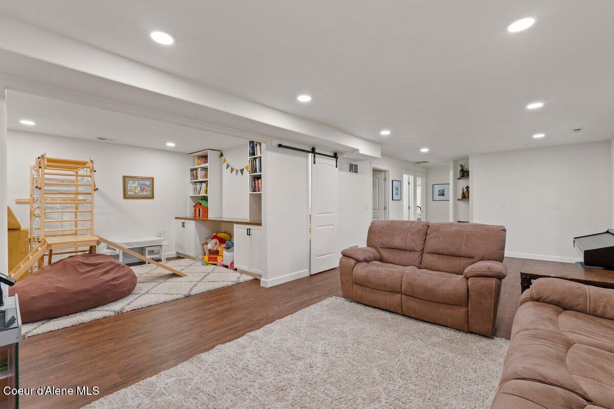 1624 W HYDRILLA AVE