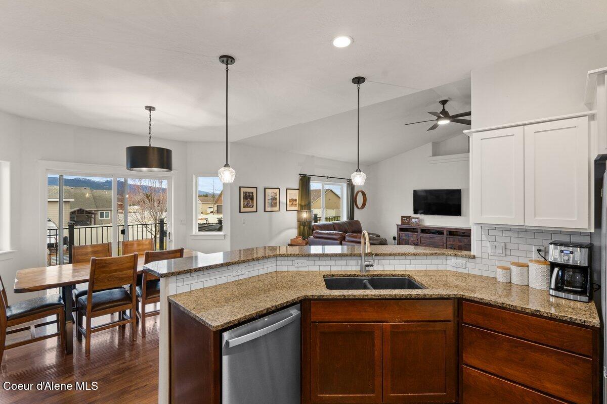 1624 W HYDRILLA AVE