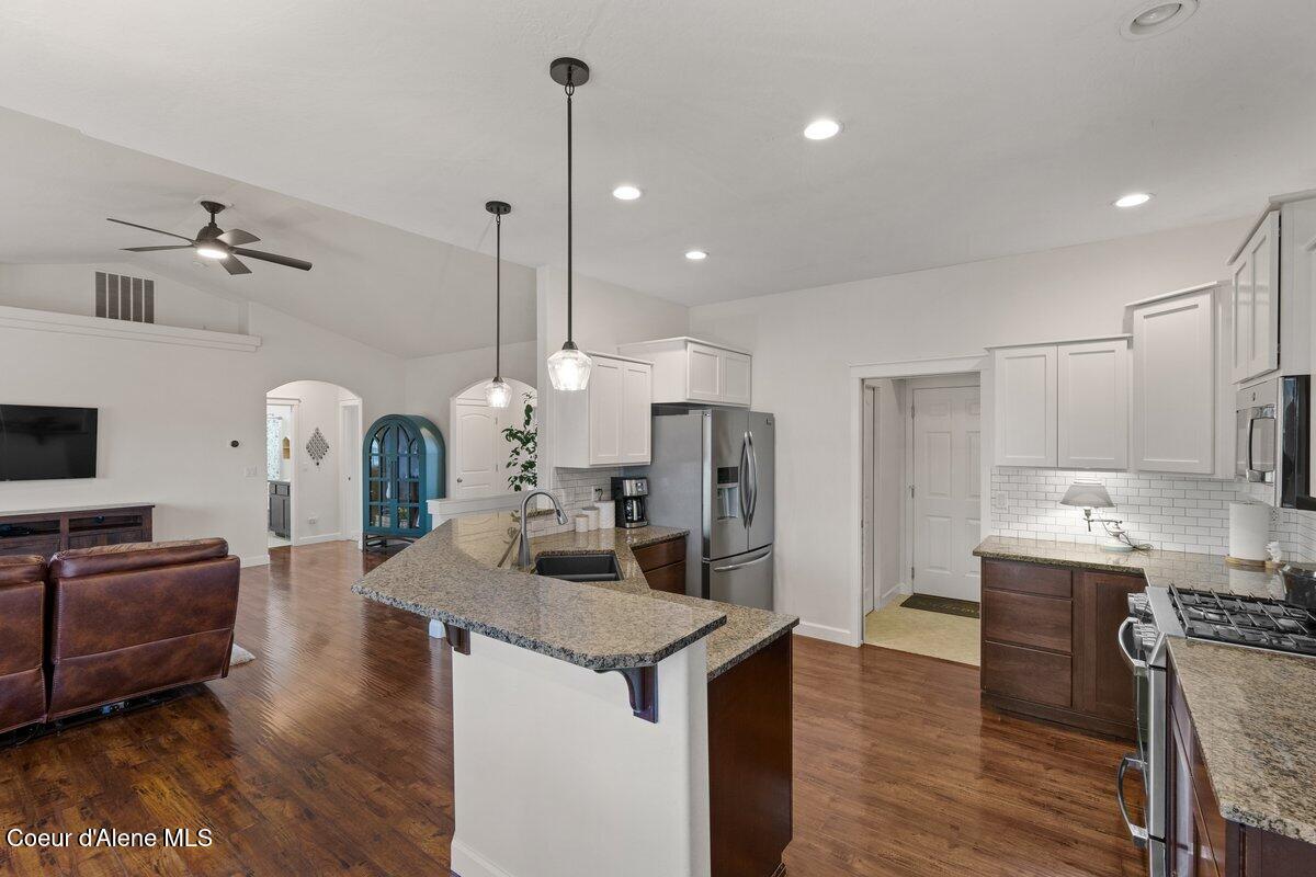 1624 W HYDRILLA AVE