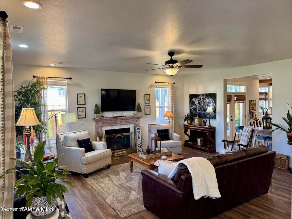 484 E Paintbrush AVE