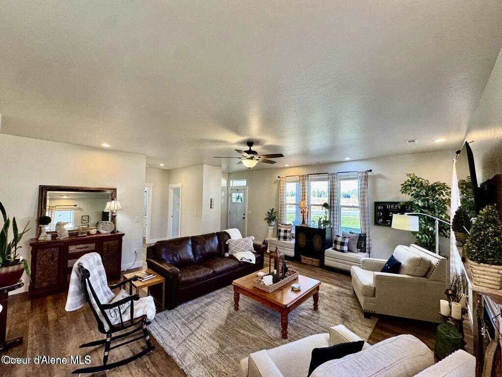 484 E Paintbrush AVE