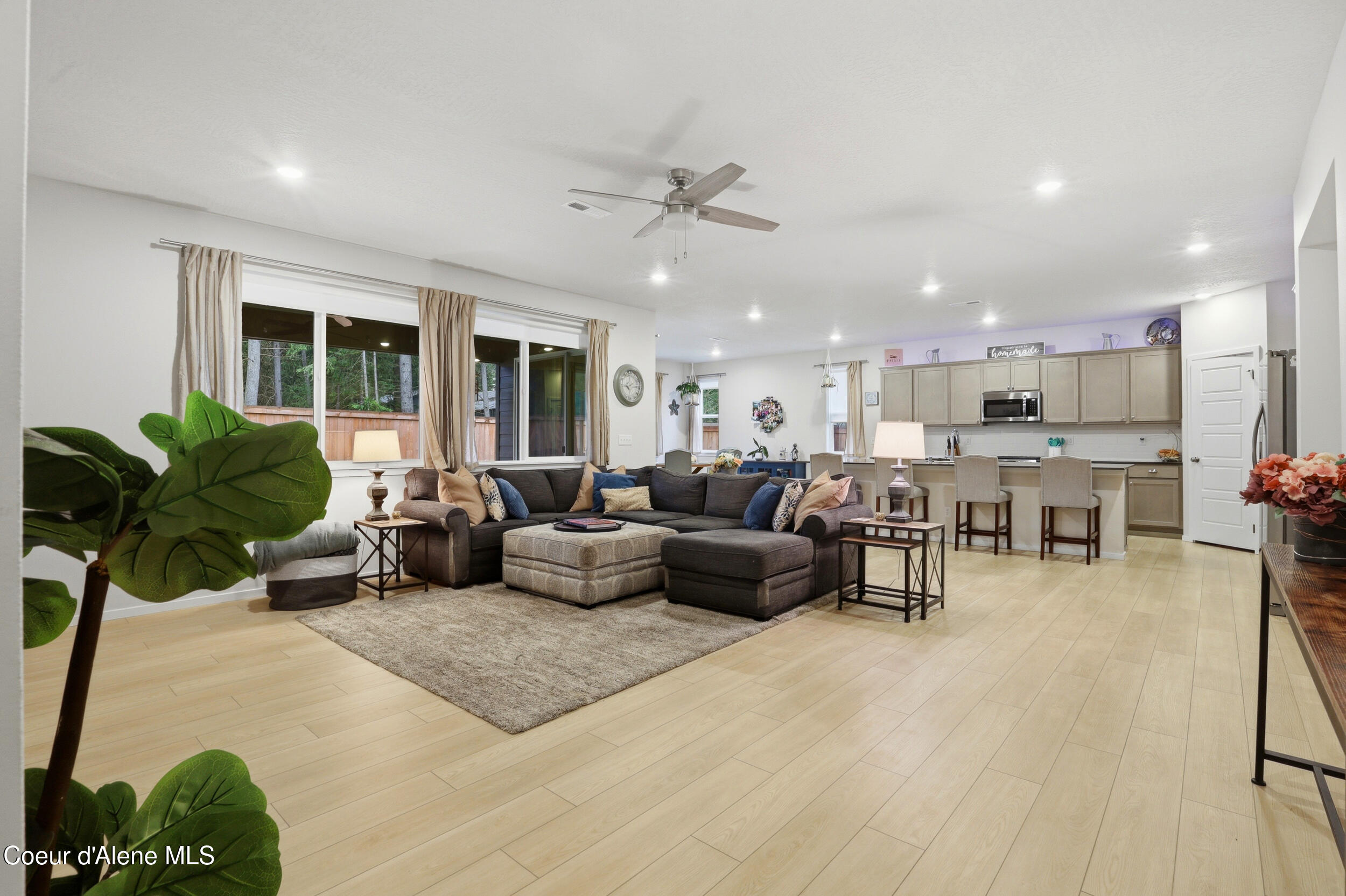 248 E Sandmyrtle AVE