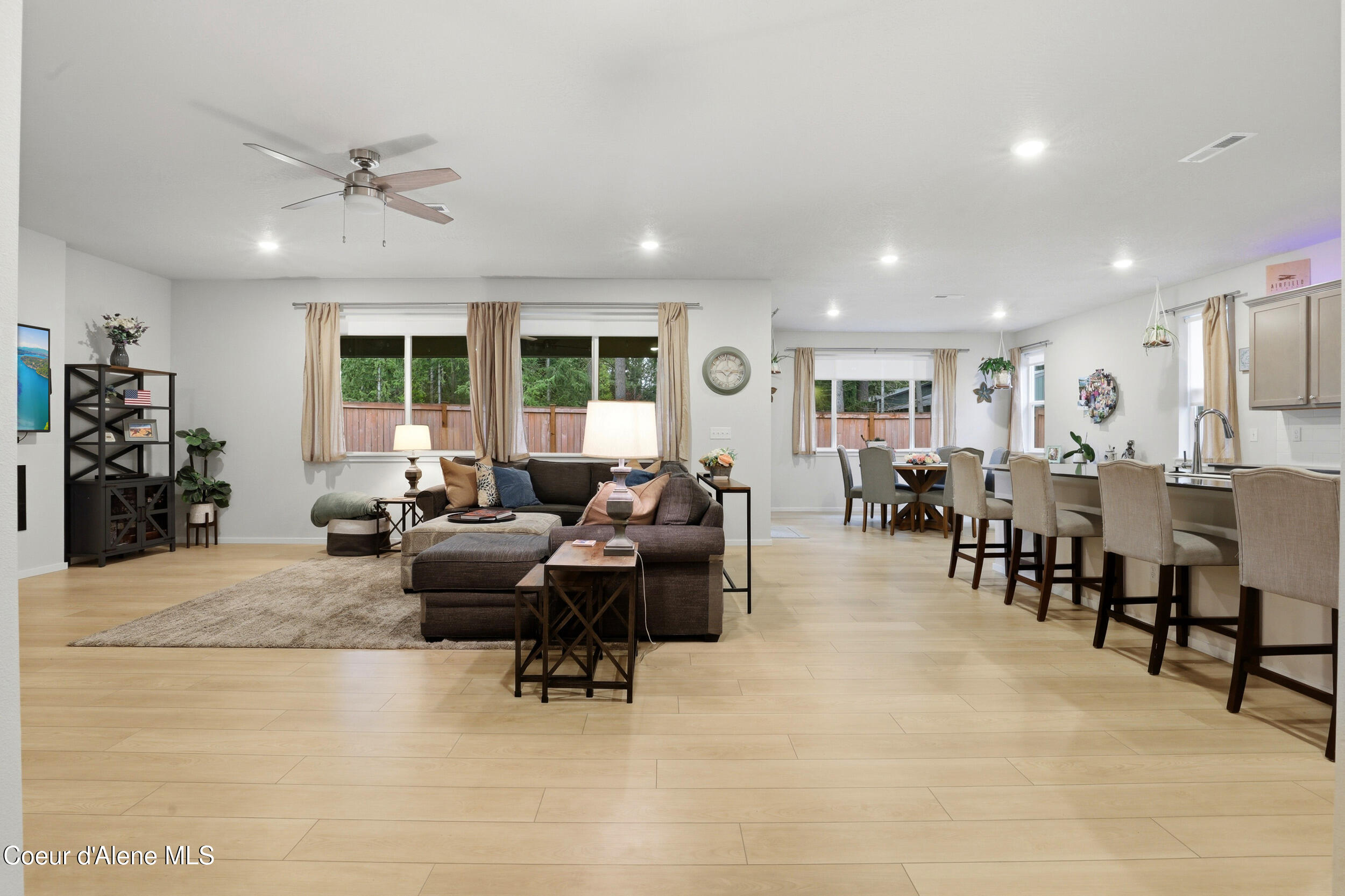 248 E Sandmyrtle AVE