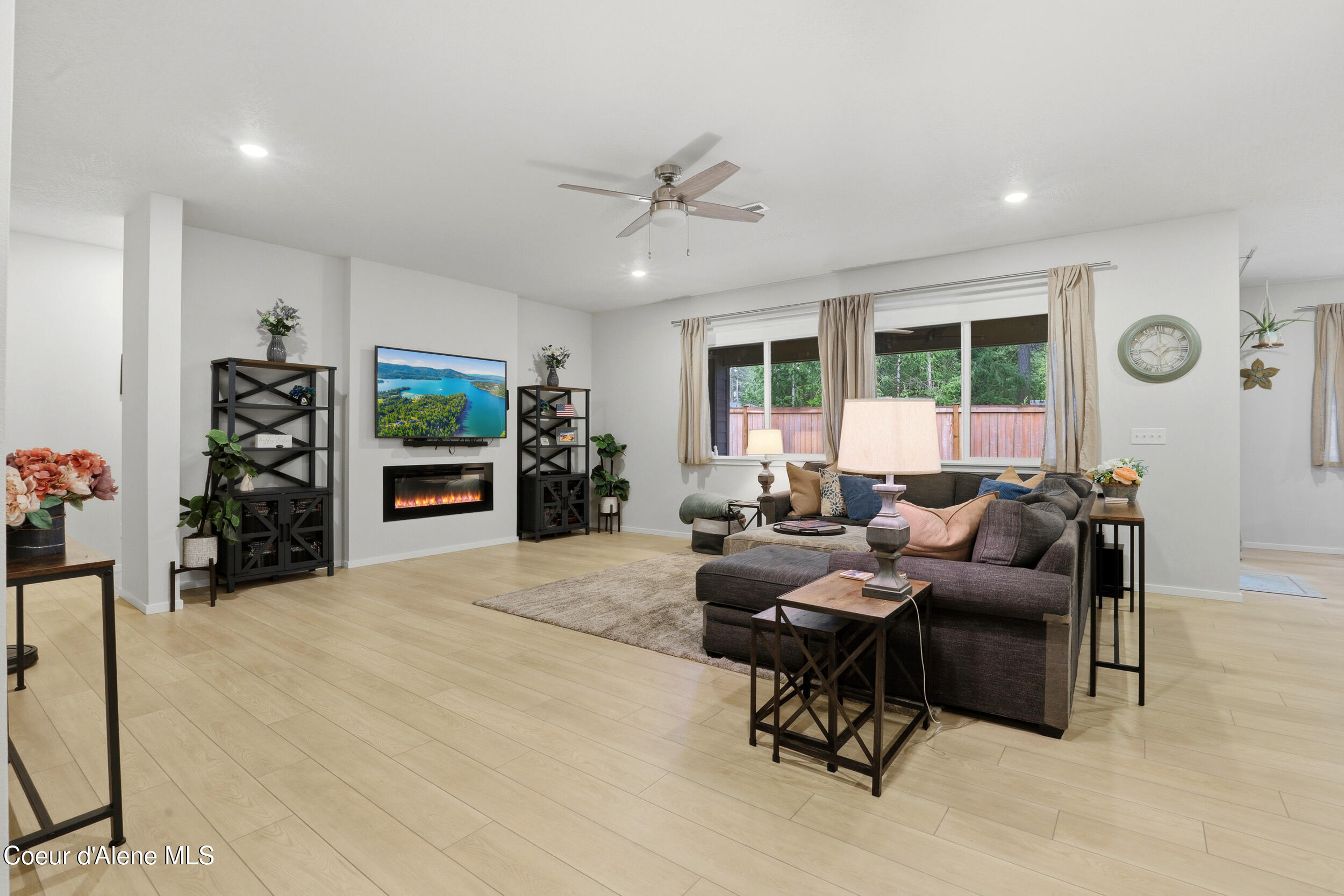 248 E Sandmyrtle AVE