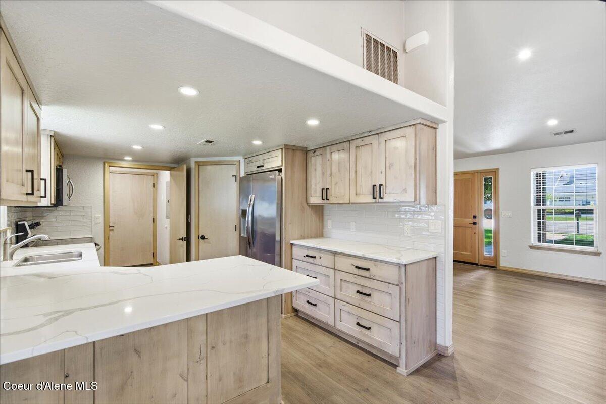 697 W Honeysuckle AVE