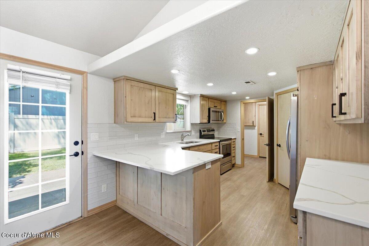 697 W Honeysuckle AVE
