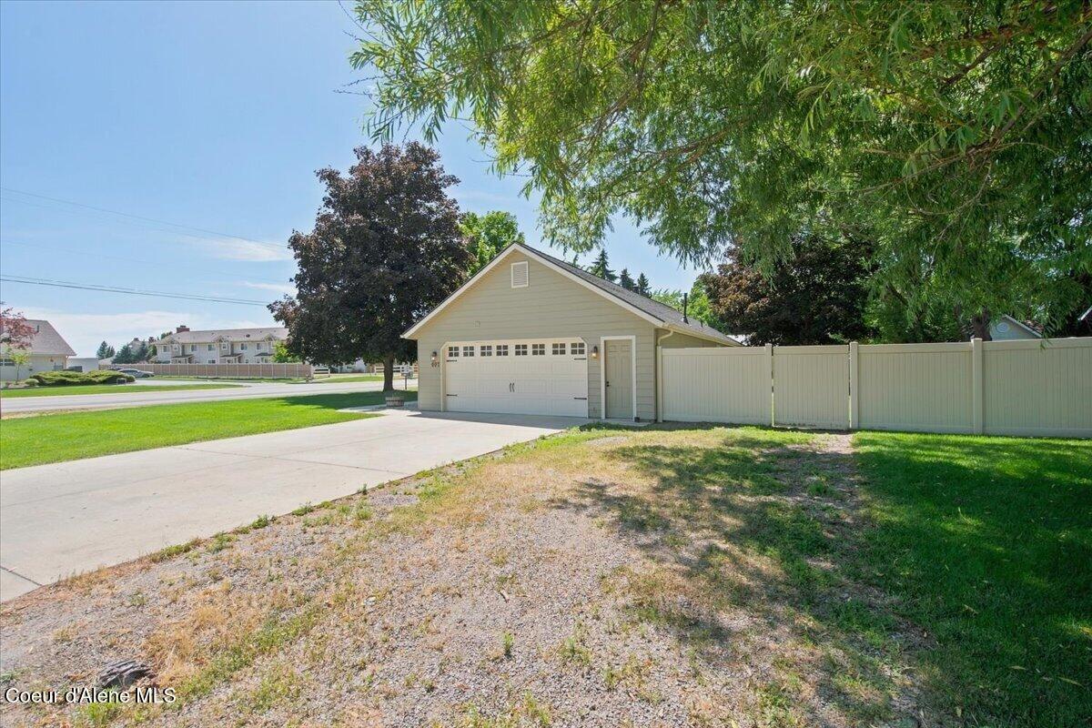 697 W Honeysuckle AVE