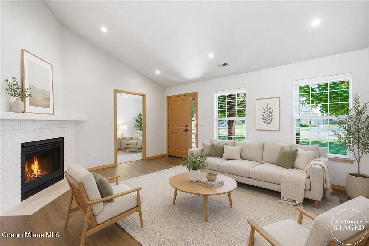 697 W Honeysuckle AVE
