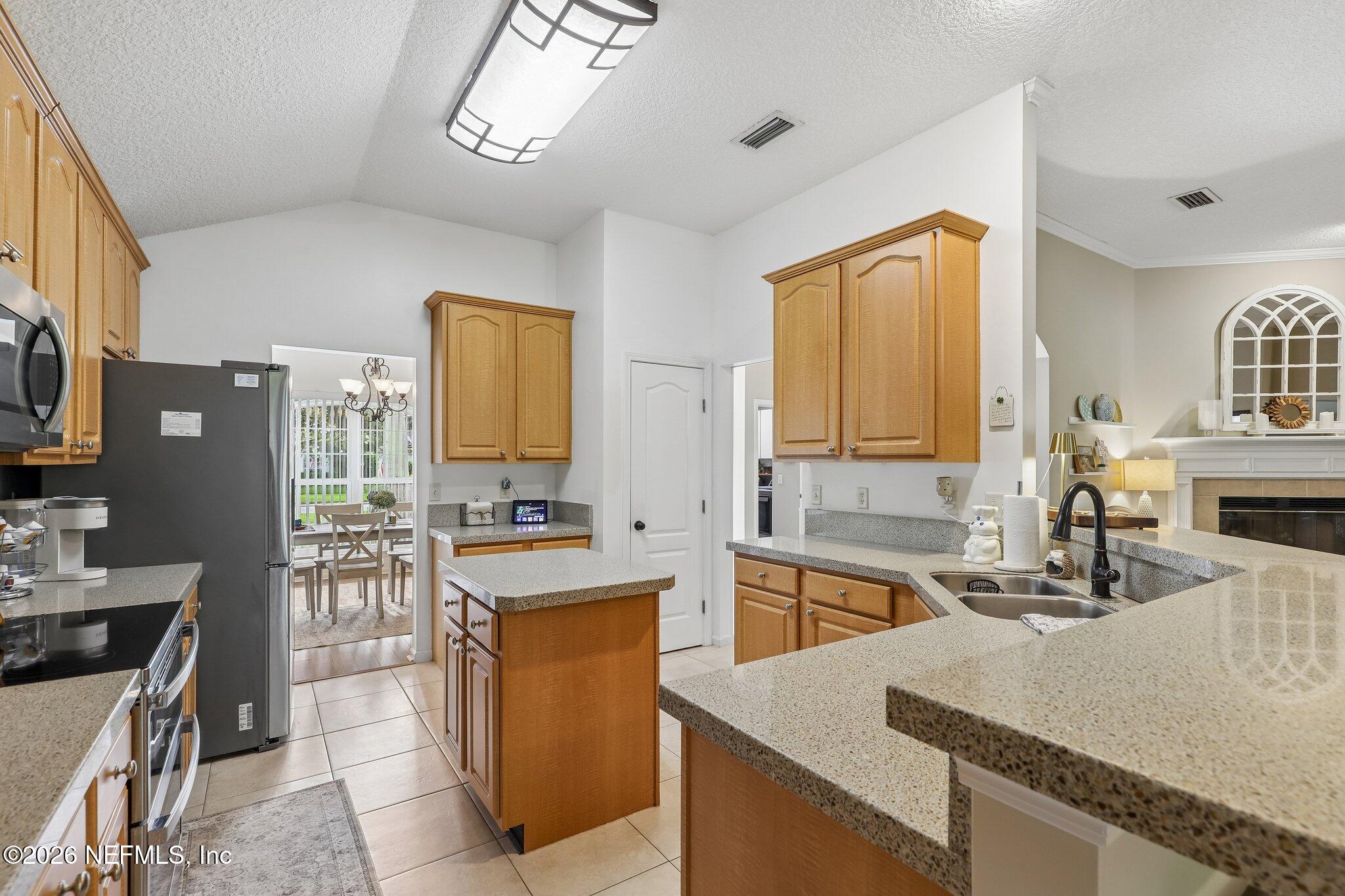 1876 LAKE FOREST Lane