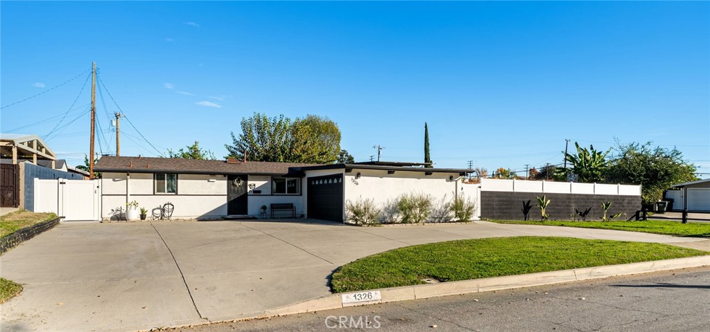 1326 N Viceroy Avenue