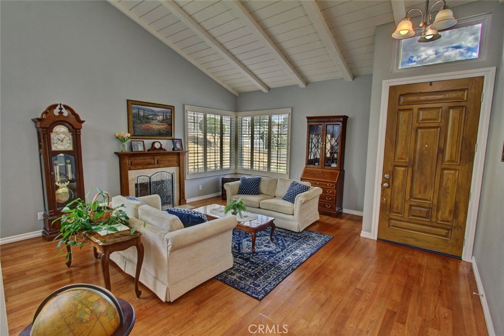 5745 Avenida Antigua