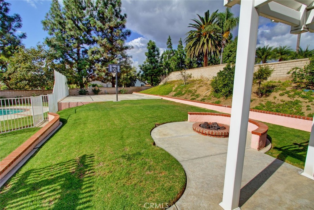 5745 Avenida Antigua