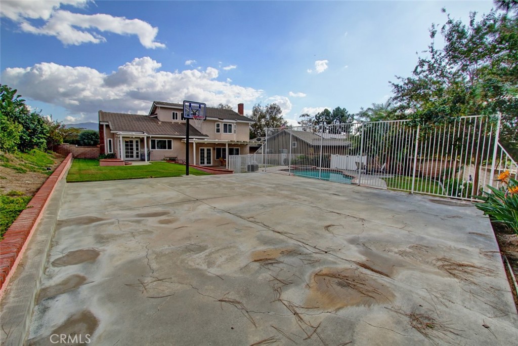 5745 Avenida Antigua