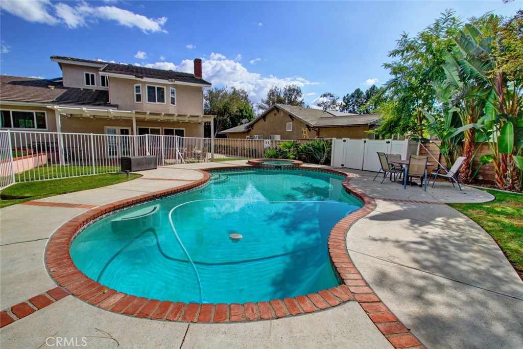 5745 Avenida Antigua