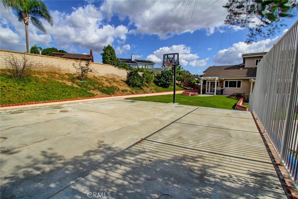 5745 Avenida Antigua