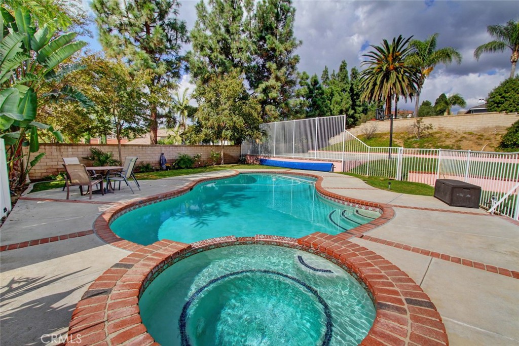 5745 Avenida Antigua