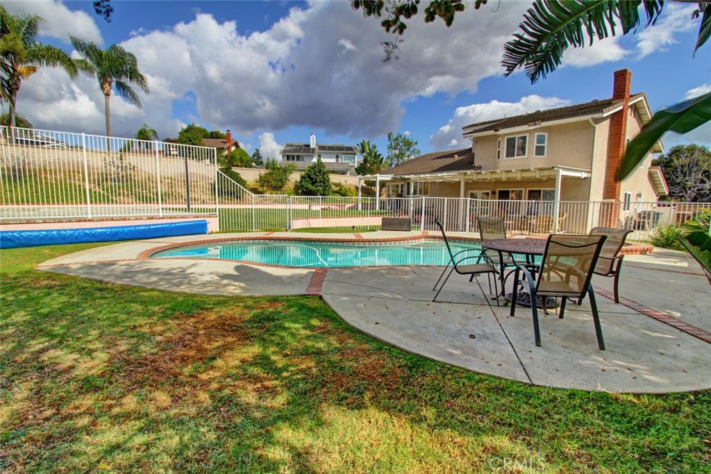 5745 Avenida Antigua