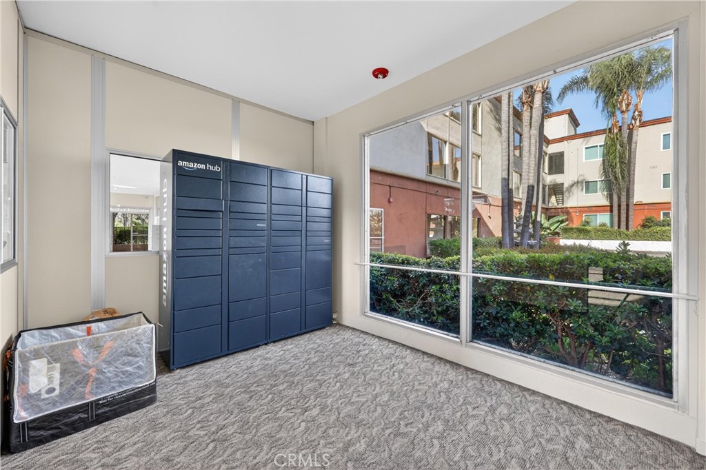 400 N Acacia