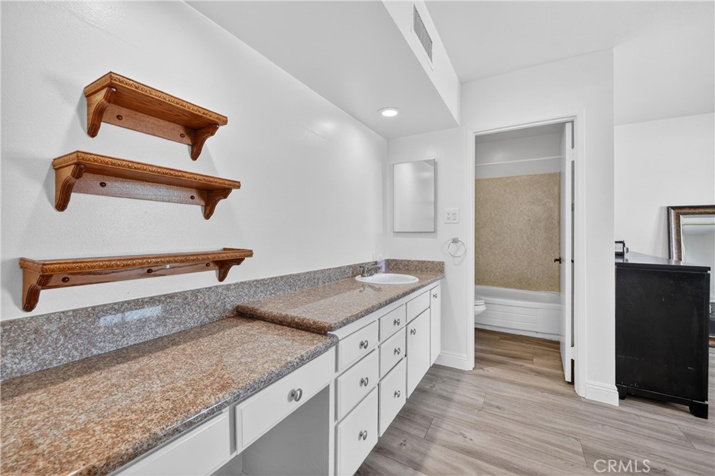 400 N Acacia