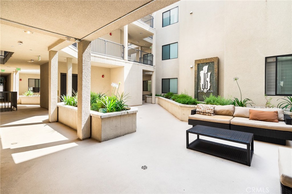 230 S Jackson