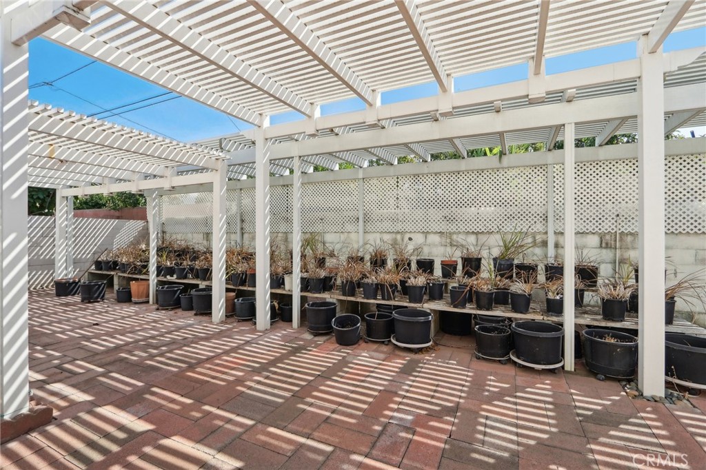 512 E. Cienega Ave