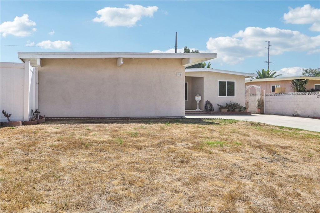 512 E. Cienega Ave