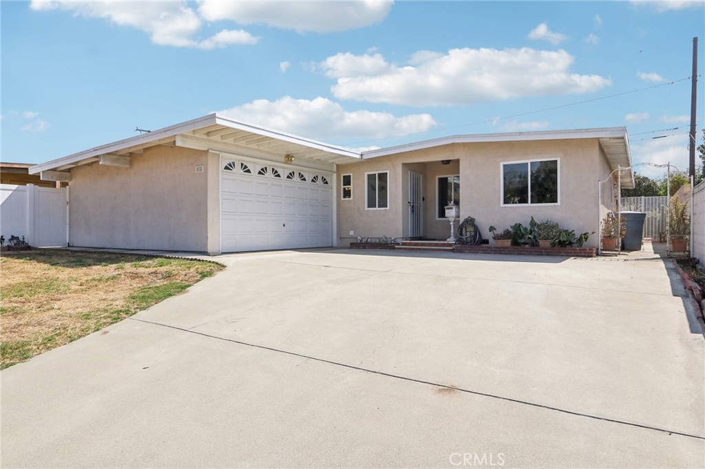 512 E. Cienega Ave