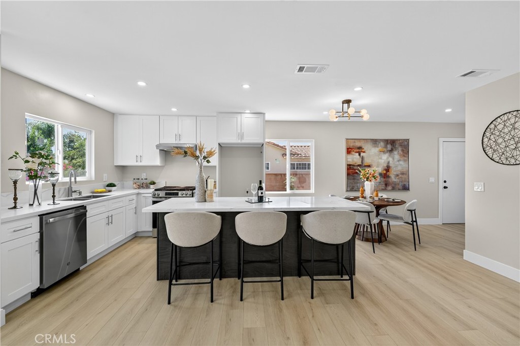 1122 W Glentana Street