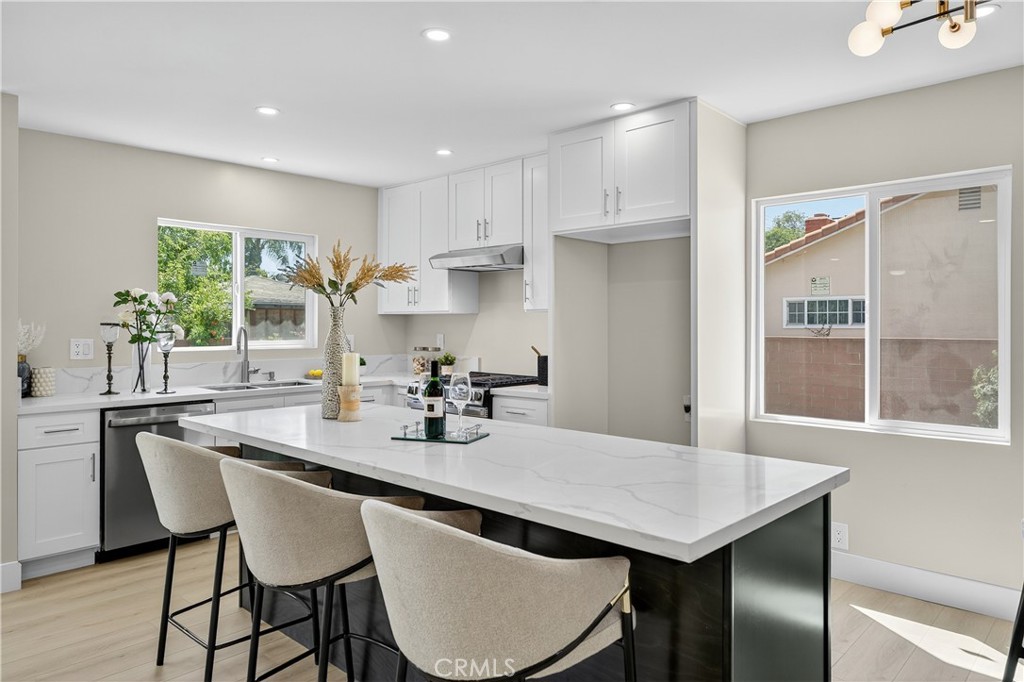 1122 W Glentana Street