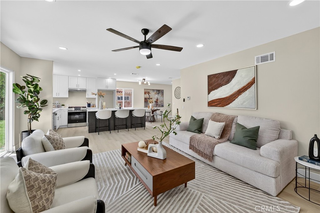 1122 W Glentana Street