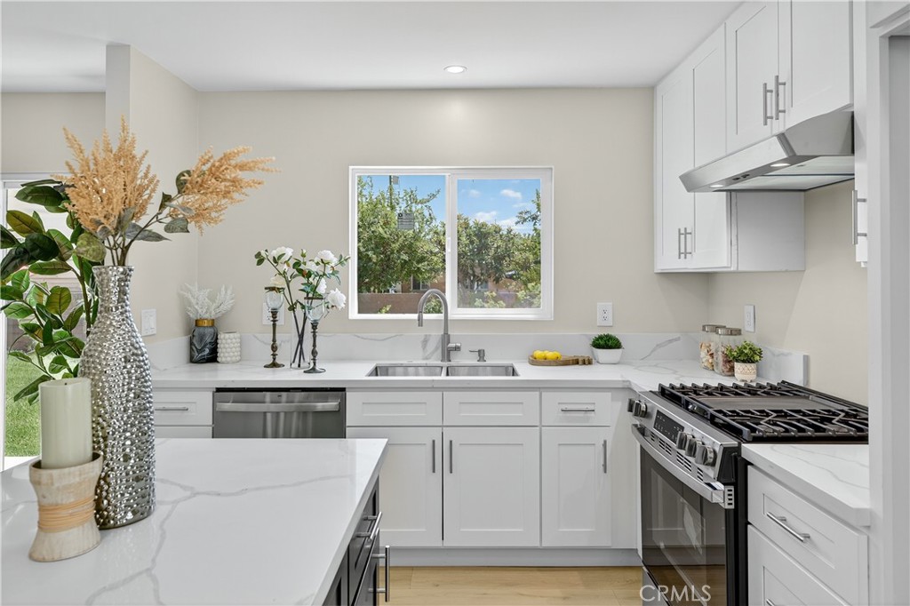 1122 W Glentana Street