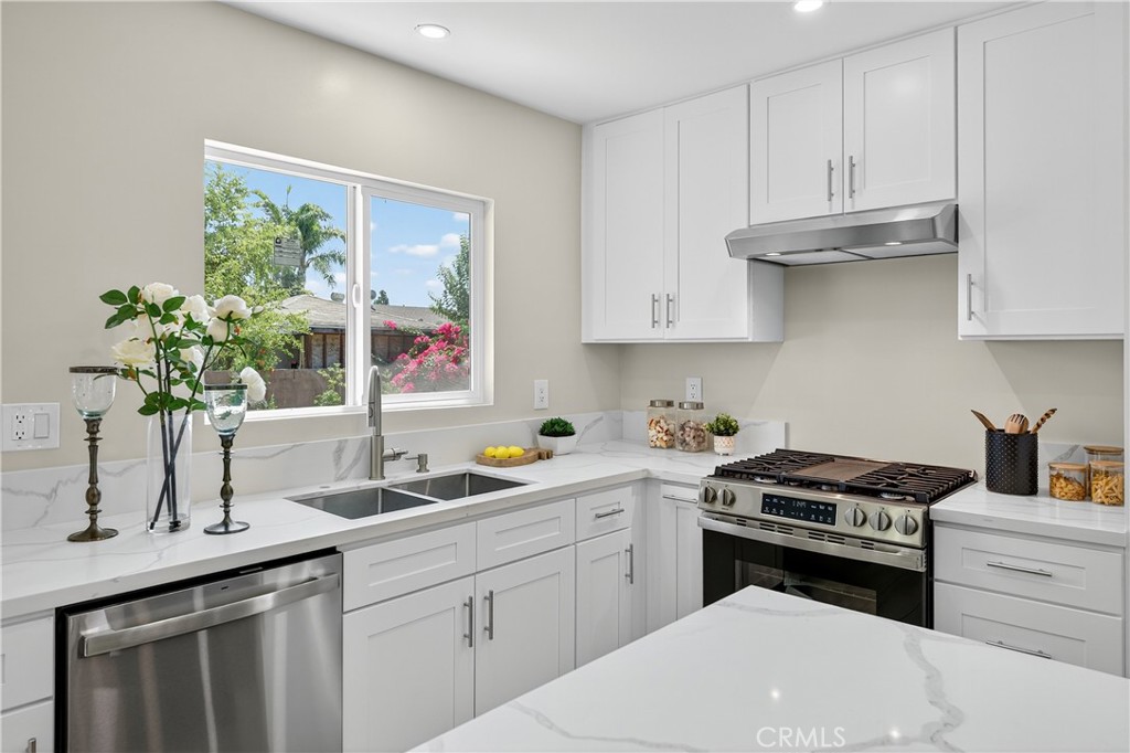 1122 W Glentana Street