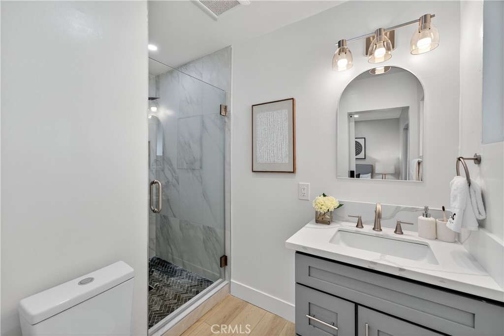 1122 W Glentana Street