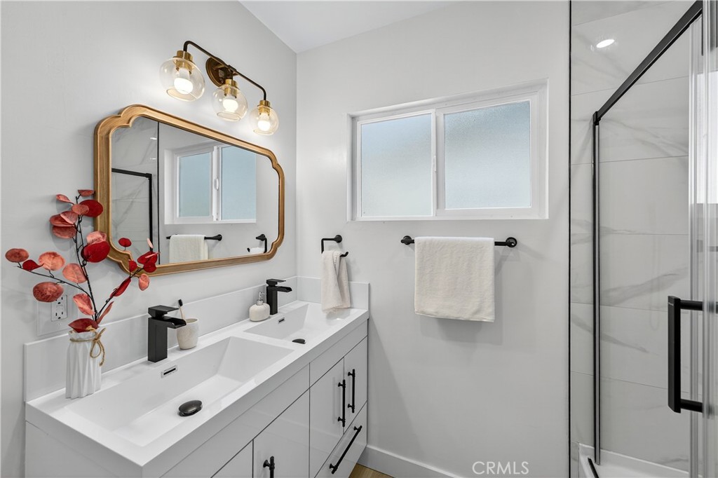 1122 W Glentana Street